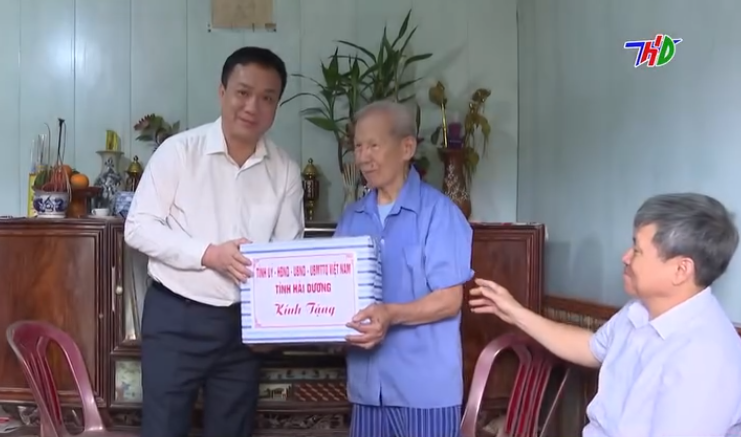 Chủ tịch UBND tỉnh Triệu Thế Hùng thăm, tặng quà gia đình quân nhân, thân nhân liệt sỹ của huyện Thanh Hà